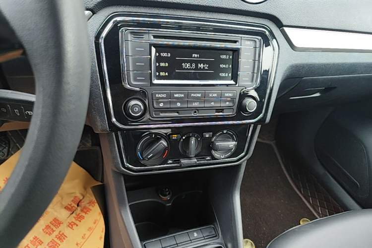 Used Volkswagen Jetta 2017 1.4L Manual Comfort Model Audio And AC Panel