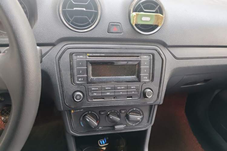 Used Volkswagen Jetta 2017 1.4L Manual Fashion Edition Audio And AC Panel