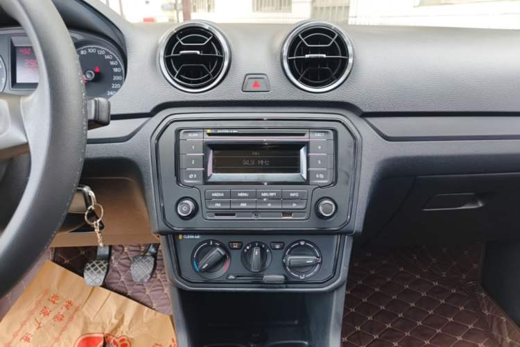 Used Volkswagen Jetta 2017 1.5L Manual Fashion Edition Audio And AC Panel