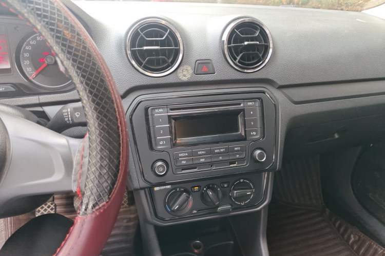 Used Volkswagen Jetta 2017 1.4L Manual Fashion Edition Audio And AC Panel