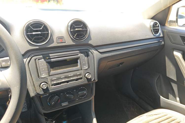 Used Volkswagen Jetta 2017 1.4L Manual Fashion Edition Audio And AC Panel