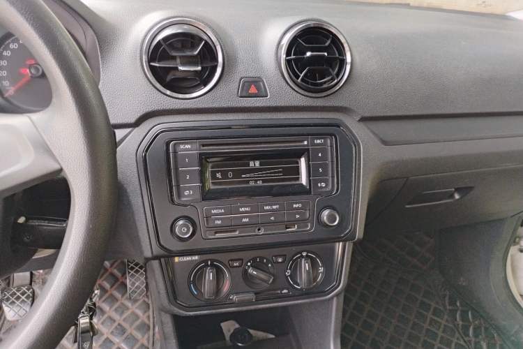 Used Volkswagen Jetta 2017 1.4L Manual Fashion Edition Audio And AC Panel