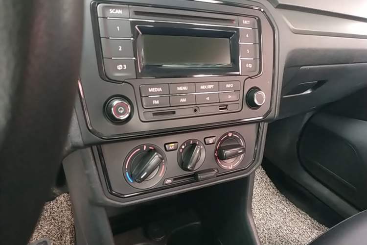 Used Volkswagen Jetta 2017 1.5L Manual Fashion Edition Audio And AC Panel