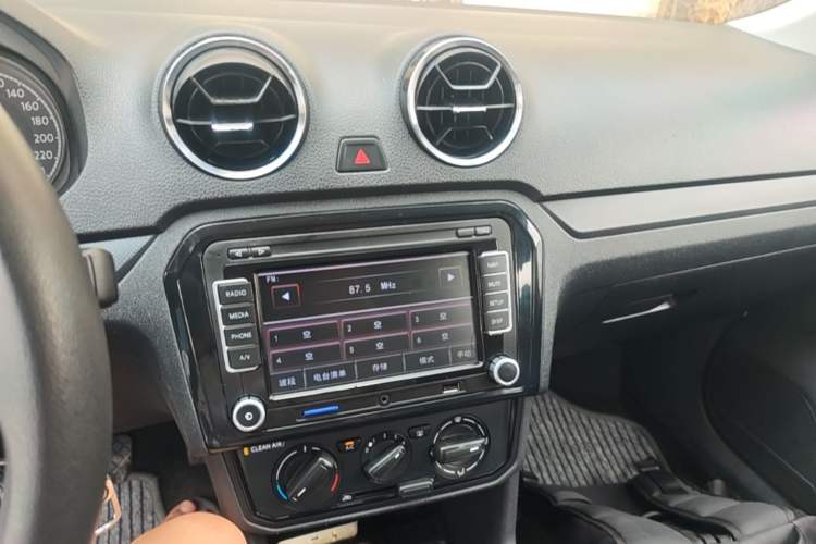 Used Volkswagen Jetta 2017 1.5L Manual Fashion Edition Audio And AC Panel
