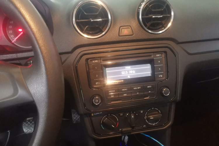 Used Volkswagen Jetta 2017 1.5L Manual Fashion Edition Audio And AC Panel