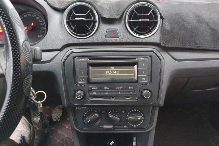 Used Volkswagen Jetta 2017 1.4L Manual Fashion Edition Audio And AC Panel