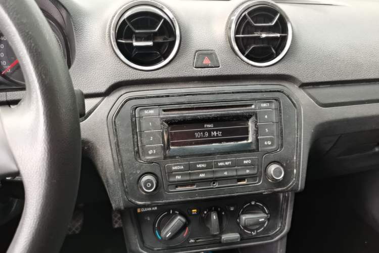 Used Volkswagen Jetta 2017 1.4L Manual Fashion Edition Audio And AC Panel