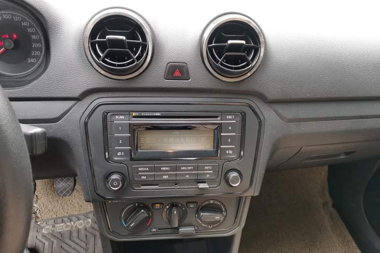 Used Volkswagen Jetta 2017 1.4L Manual Fashion Edition Audio And AC Panel