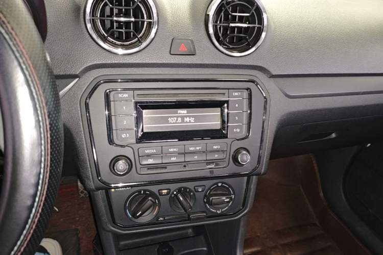 Used Volkswagen Jetta 2017 1.4L Manual Fashion Edition Audio And AC Panel