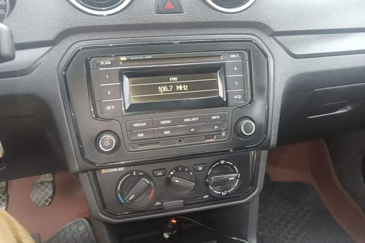 Used Volkswagen Jetta 2017 1.5L Manual Fashion Edition Audio And AC Panel