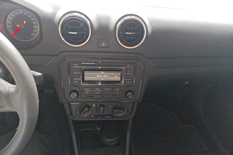 Used Volkswagen Jetta 2017 1.5L Manual Fashion Edition Audio And AC Panel