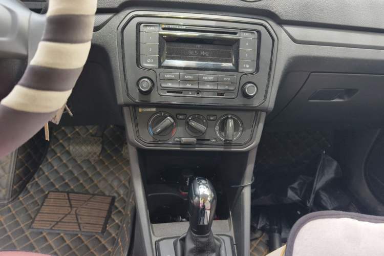 Used Volkswagen Jetta 2017 1.5L Automatic Fashion Model Audio And AC Panel