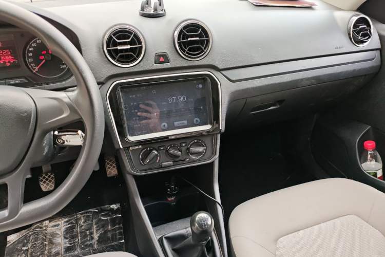 Used Volkswagen Jetta 2017 1.5L Manual Fashion Edition Audio And AC Panel