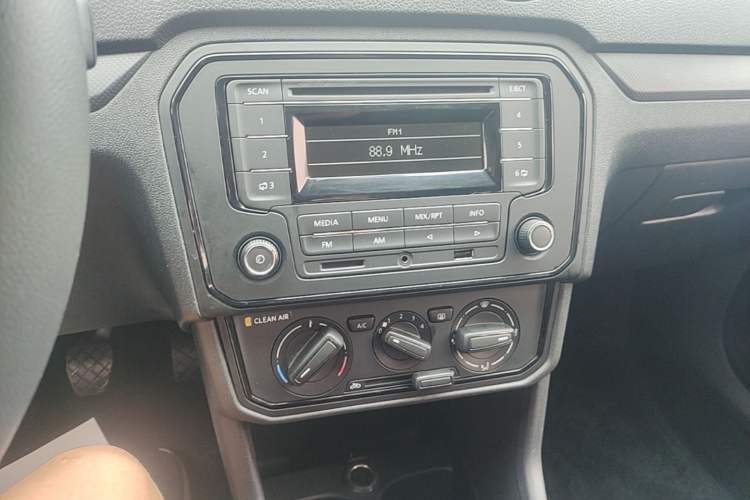 Used Volkswagen Jetta 2017 1.4L Manual Fashion Edition Audio And AC Panel