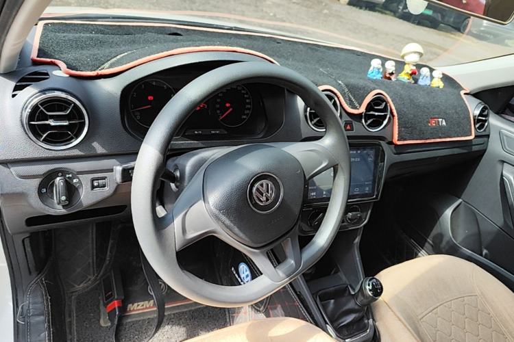 Used Volkswagen Jetta 2017 1.5L Manual Fashion Edition Center Console