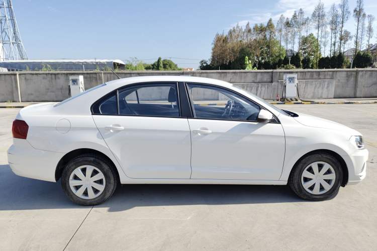 Used Volkswagen Jetta 2017 1.4L Manual Fashion Edition Exterior 2