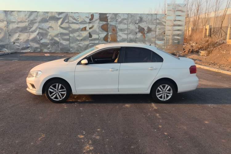 Used Volkswagen Jetta 2017 1.4L Manual Comfort Model Exterior 2