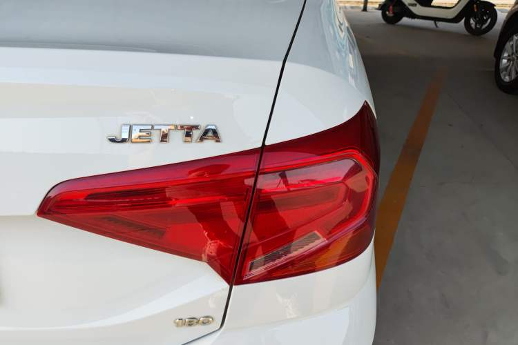 Used Volkswagen Jetta 2017 1.5L Manual Fashion Edition Exterior 3