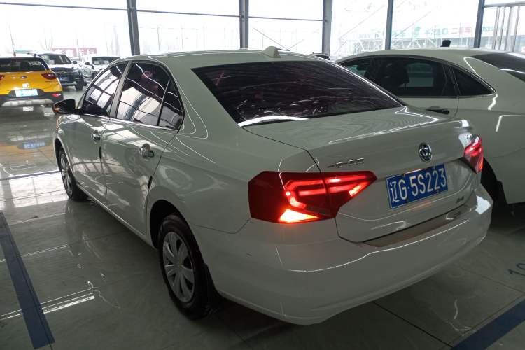 Used Volkswagen Jetta 2017 1.4L Manual Fashion Edition Exterior 3