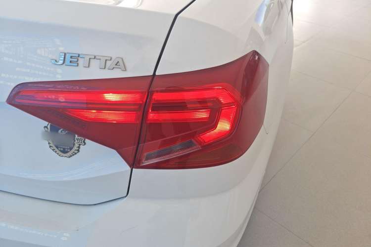 Used Volkswagen Jetta 2017 1.4L Manual Fashion Edition Exterior 6