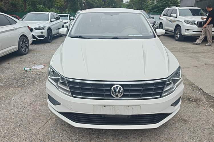 Used Volkswagen Jetta 2017 1.5L Manual Fashion Edition Front