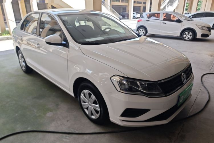 Used Volkswagen Jetta 2017 1.4L Manual Fashion Edition Front Right 45 Deg