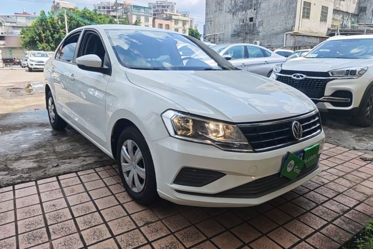 Used Volkswagen Jetta 2017 1.5L Manual Fashion Edition Front Right 45 Deg