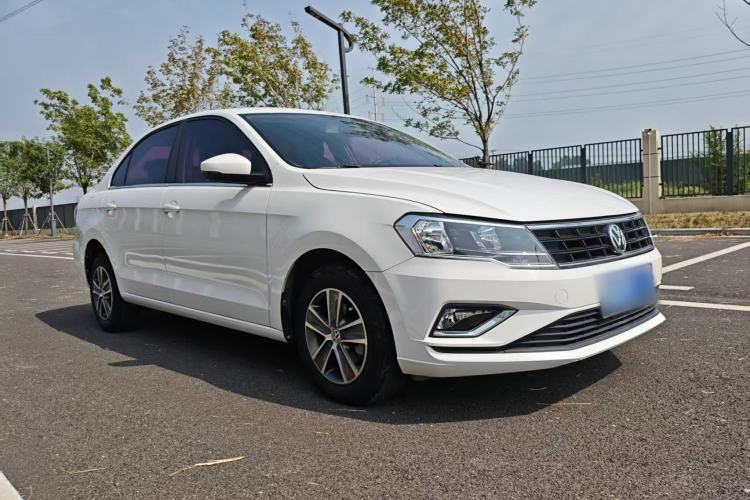 Used Volkswagen Jetta 2017 1.5L Manual Fashion Edition Front Right 45 Deg
