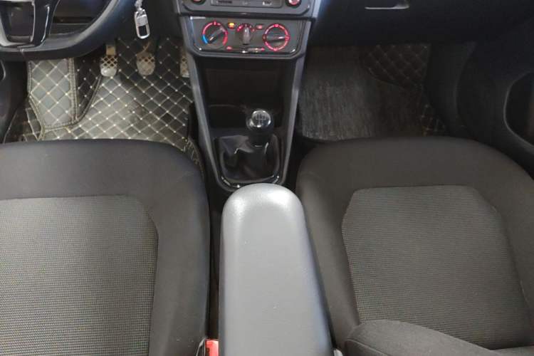 Used Volkswagen Jetta 2017 1.4L Manual Fashion Edition Gear Lever