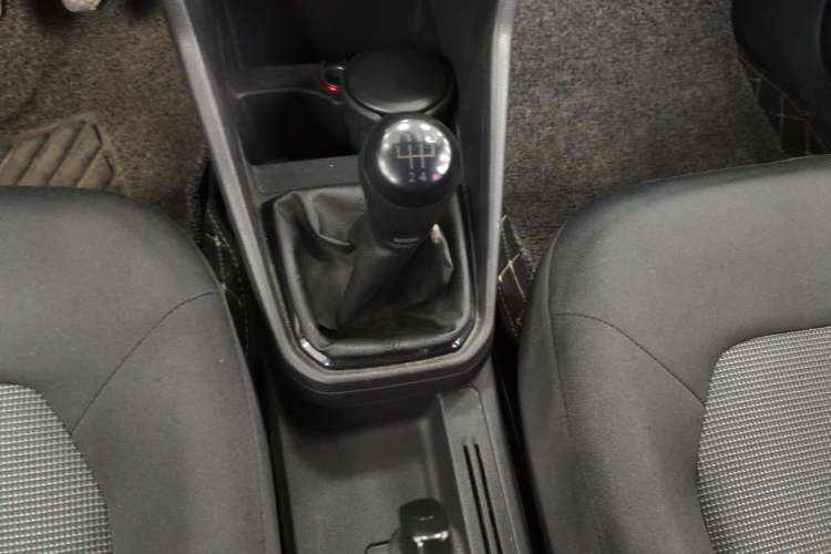 Used Volkswagen Jetta 2017 1.5L Manual Fashion Edition Gear Lever