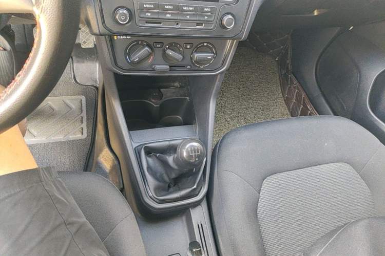 Used Volkswagen Jetta 2017 1.5L Manual Fashion Edition Gear Lever