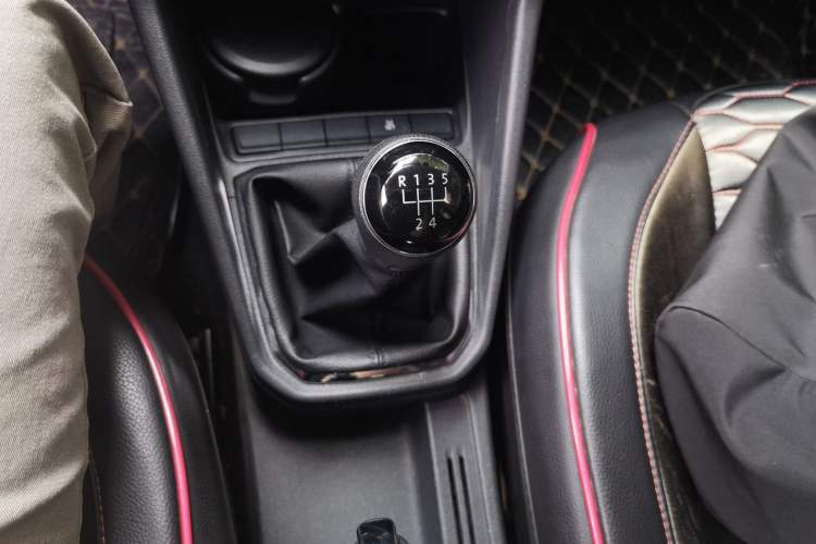 Used Volkswagen Jetta 2017 1.5L Manual Comfort Model Gear Lever