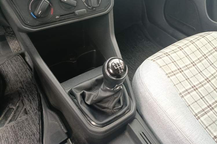 Used Volkswagen Jetta 2017 1.5L Manual Fashion Edition Gear Lever