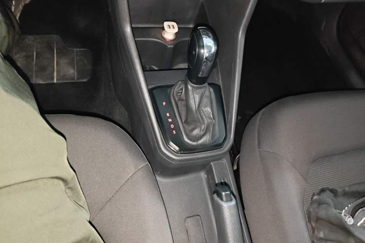 Used Volkswagen Jetta 2017 1.5L Automatic Fashion Model Gear Lever