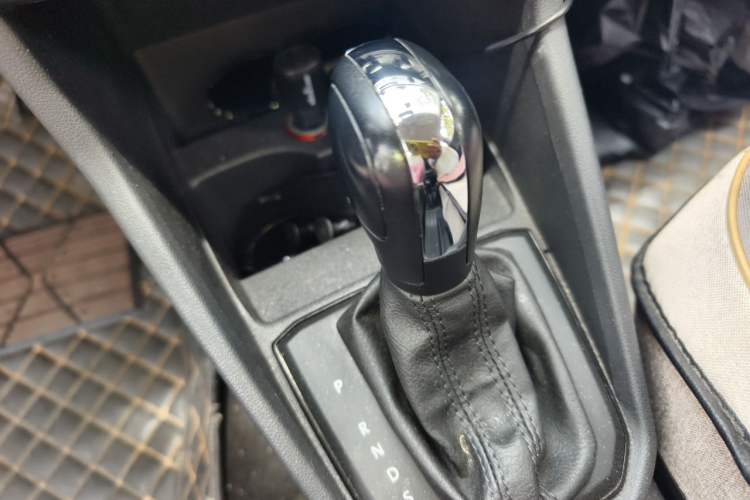 Used Volkswagen Jetta 2017 1.5L Automatic Fashion Model Gear Lever