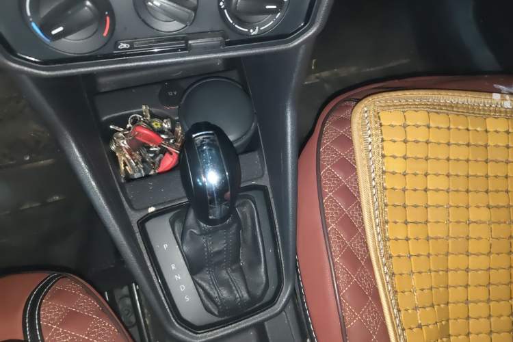 Used Volkswagen Jetta 2017 1.5L Automatic Fashion Model Gear Lever