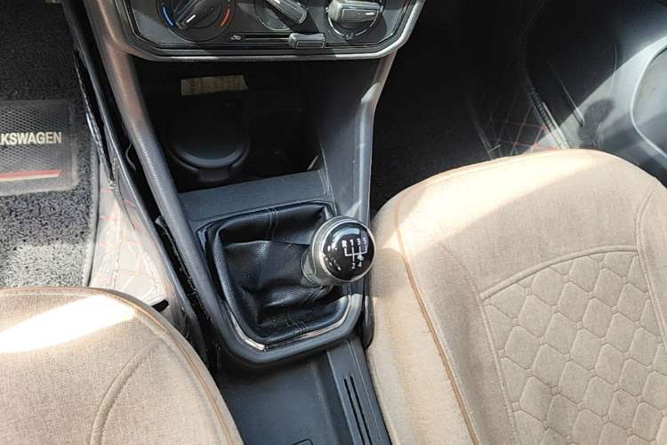 Used Volkswagen Jetta 2017 1.5L Manual Fashion Edition Gear Lever