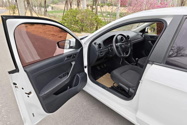 Used Volkswagen Jetta 2017 1.4L Manual Fashion Edition Interior 2