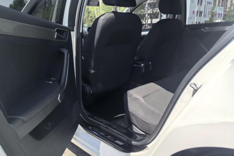Used Volkswagen Jetta 2017 1.4L Manual Fashion Edition Interior 3