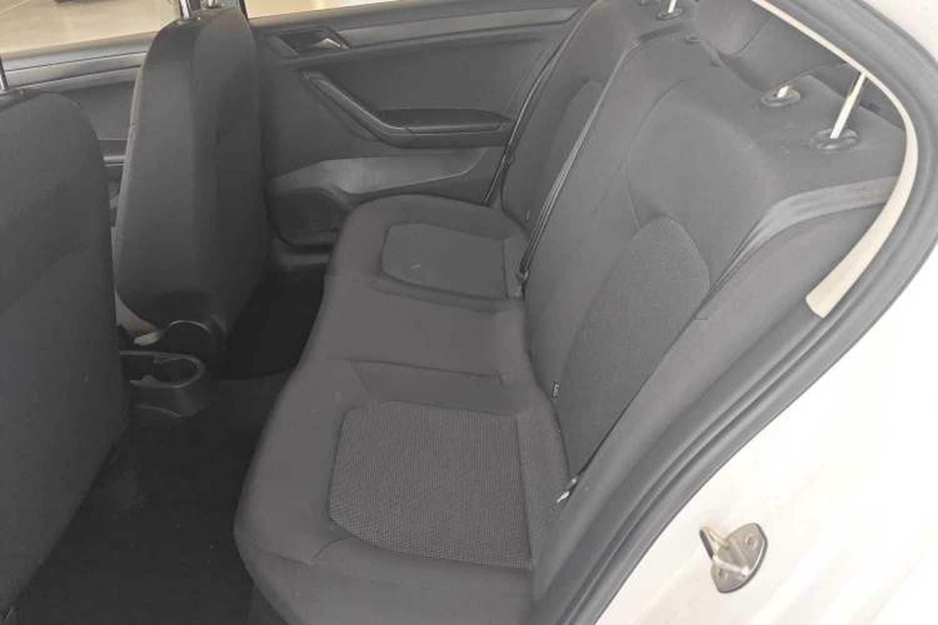 Used Volkswagen Jetta 2017 1.4L Manual Fashion Edition Interior 4