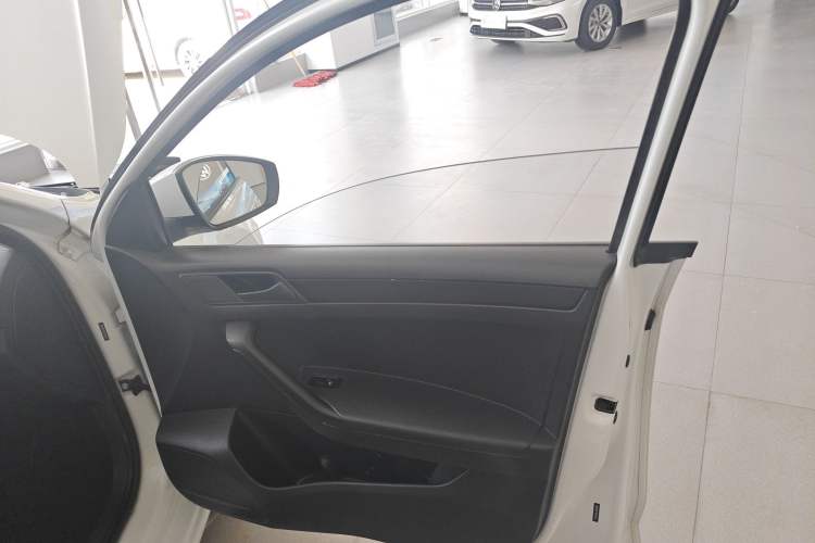 Used Volkswagen Jetta 2017 1.4L Manual Fashion Edition Interior 5