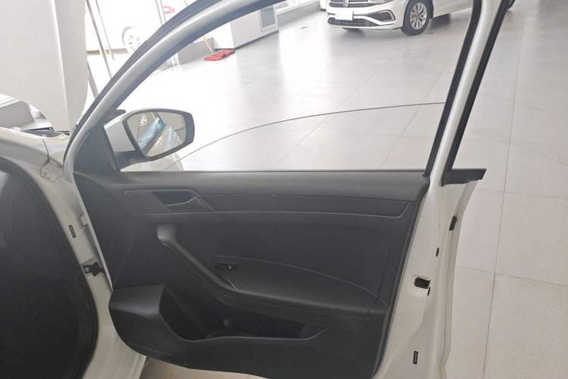 Used Volkswagen Jetta 2017 1.4L Manual Fashion Edition Interior 5