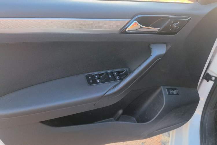 Used Volkswagen Jetta 2017 1.4L Manual Comfort Model Interior 5