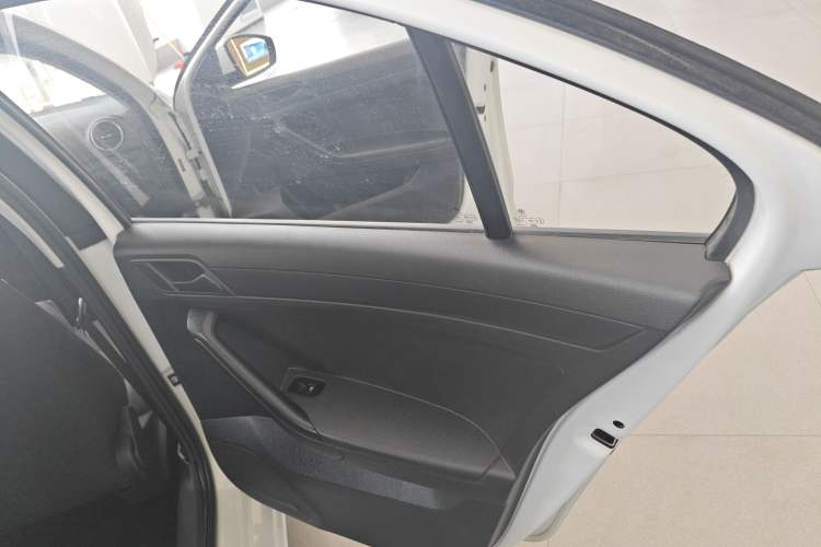 Used Volkswagen Jetta 2017 1.4L Manual Fashion Edition Interior 6