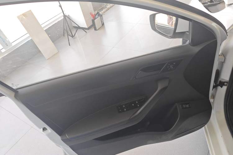 Used Volkswagen Jetta 2017 1.4L Manual Fashion Edition Interior 7