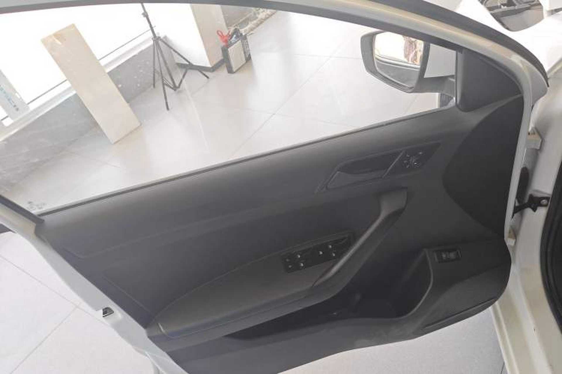 Used Volkswagen Jetta 2017 1.4L Manual Fashion Edition Interior 7