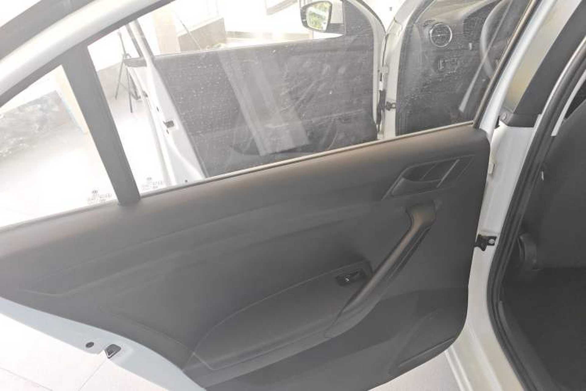 Used Volkswagen Jetta 2017 1.4L Manual Fashion Edition Interior 8