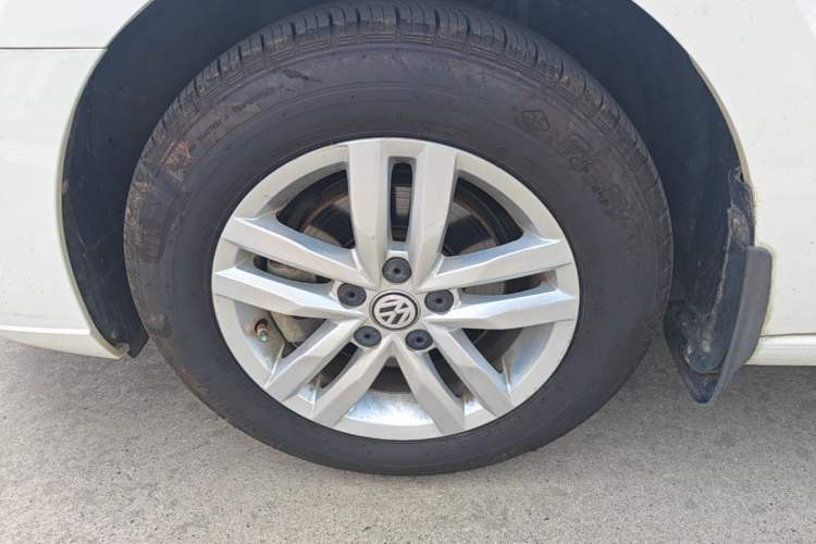 Used Volkswagen Jetta 2017 1.4L Manual Fashion Edition Left Front Wheel Hub