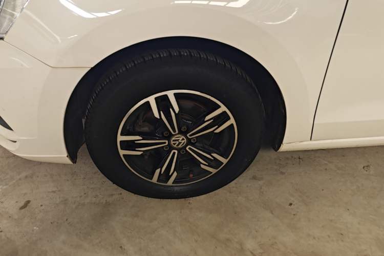 Used Volkswagen Jetta 2017 1.4L Manual Fashion Edition Left Front Wheel Hub