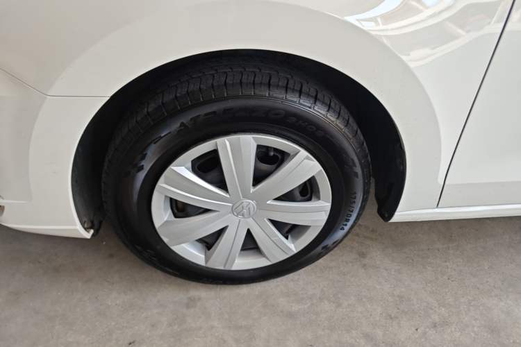 Used Volkswagen Jetta 2017 1.4L Manual Fashion Edition Left Front Wheel Hub